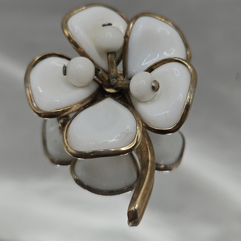 Vintage Trifari Poured Milk Glass Brooch 1950s Signed - Picture 5 of 5